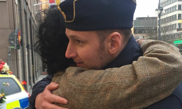 Slik sier Arash takk til politimannen Sebastian. - Det sier sitt
